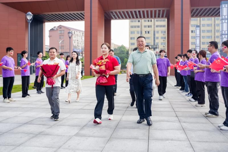 请奥运冠军, 近日 请奥运冠军, 近日